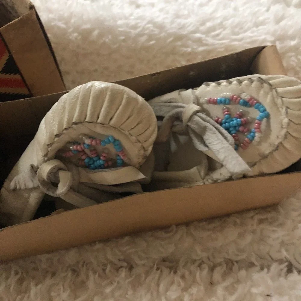 VINTAGE INDIAN DESIGN INDIAN MOCCASINS BABIES NO 1 WHITE LEATHER
